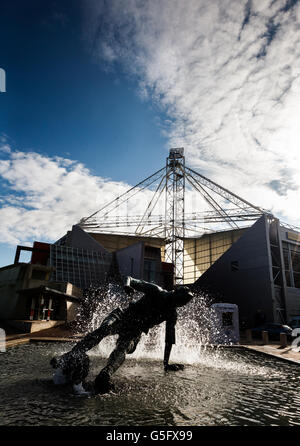 Une statue de Tom Finney de Preston North End qui éclate à travers une flaque est silhouettée Banque D'Images