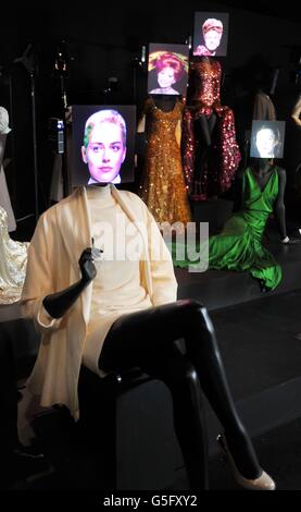 Le costume porté par Sharon Stone dans le film « Basic instinct », avant l'ouverture de l'exposition de costumes hollywoodiens le 20 octobre au Victoria & Albert Museum à Londres. Banque D'Images
