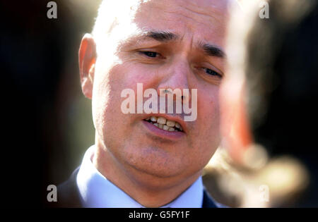 Le candidat à la direction du Parti conservateur, Iain Duncan Smith, parle aux habitants de la région de Manningham à Bradford, lors du lancement de son manifeste pour la direction de la ville. *... les bulletins de vote pour le concours ont été présentés à plus de 300,000 membres du parti dans tout le pays aujourd'hui, dans le plus grand exercice de la démocratie populaire que les conservateurs ont jamais mis en scène. le secrétaire à la défense de l'ombre Iain Duncan Smith est maintenant le favori des sondeurs et des libraires pour vaincre l'ancien chancelier Kenneth Clarke le 12 septembre 2001. Banque D'Images