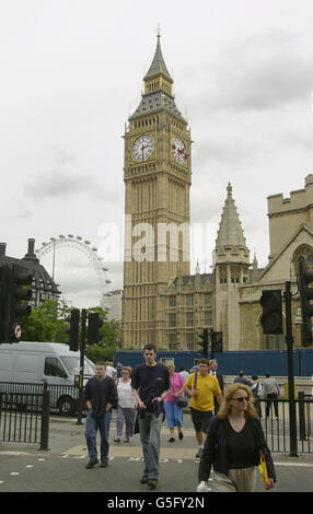 Les abseilers nettoient l'un des visages de l'horloge de Big Ben sur la tour des chambres du Parlement à Londres. La tour a été achevée dans les années 1850, et mesure 316 pieds. Les quatre cadrans de l'horloge, nettoyés pour la dernière fois en 1995, sont de 23 pieds carrés et ont 312 panneaux sur chaque face. * la main minute de Big Ben est de 14 pieds de long et les chiffres sont de 2 pieds de haut. L'horloge tire son nom de Big Ben, la cloche à l'intérieur de la tour dont les carillons sont connus dans le monde entier. Banque D'Images