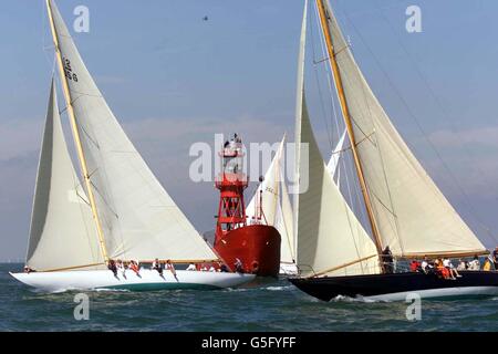 Les yachts de 12 mètres Onawa (à gauche) et Northern Light passent la lumière NAB alors qu'ils contournent l'île de Wight aujourd'hui au large de Bembridge pour le Jubilé de la coupe de l'Amérique.La course est une reconstitution à la veille de la course initiale de 1851.* qui a été remporté par la goélette 'America' qui a ensuite conduit à 130 ans de domination américaine dans le concours jusqu'à ce que l'Australie II a brisé l'étrangleur en 1983. Banque D'Images