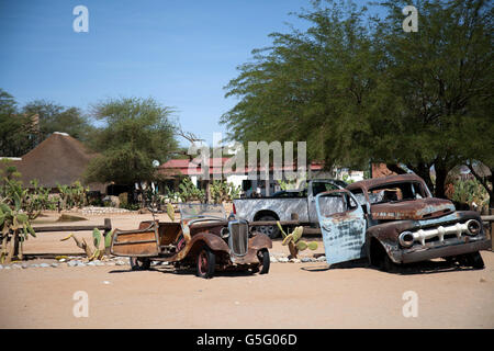 De vieilles voitures dans un parc et jardin de l'établissement Solitaire en Namibie Banque D'Images