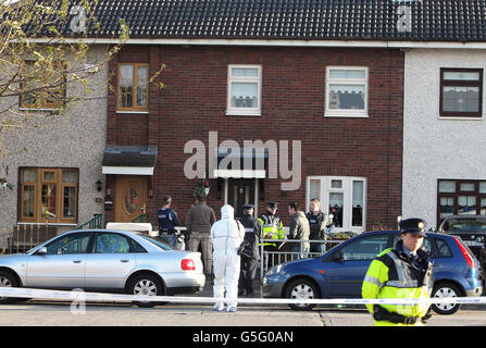 Forensic Gardai sur la scène d'une fusillade fatale sur Cloverhill Road, à Clondalkin, à l'ouest de Dublin. Banque D'Images