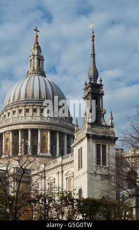 St Augustine's, église, Londres ; avec le dôme de St Paul's Banque D'Images