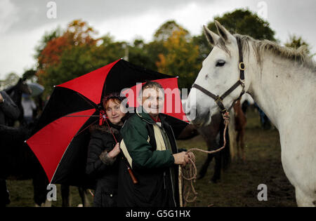 Hubert et Kathleen Healy de Co. Offaly attendent de vendre leur cheval à la Ballinasloe Horse Fair à Co. Galway, en Irlande. Banque D'Images