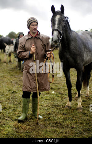 Sean O'Neill attend de vendre son cheval sur le champ d'exposition à la Ballinasloe Horse Fair à Co. Galway, en Irlande. Banque D'Images