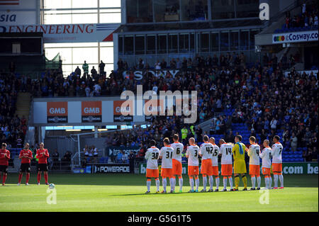 Les joueurs de Blackpool observent quelques minutes d'applaudissements pour Jimmy Andrews Banque D'Images