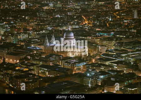 La Cathédrale St Paul, à Londres, en Angleterre. Par Sir Christopher Wren, 1675-1710 : façade sud Vue de nuit Banque D'Images