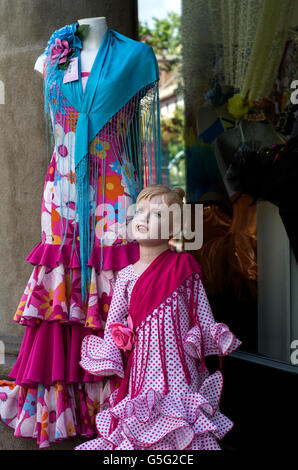 Deux mannequins habillés en costumes flamenco coloré, rose et imprimé floral robes. Un mannequin est l'autre un enfant sans tête Banque D'Images