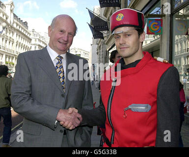 Gerry Anderson, créateur du capitaine Scarlet, rencontre lui-même le personnage à l'extérieur du magasin de jouets Hamley à Londres.M. Anderson était à Hamley pour ouvrir une nouvelle fenêtre « Captain Scarlet » pour marquer le retour du Captain Scarlet Show à BBC 2. Banque D'Images