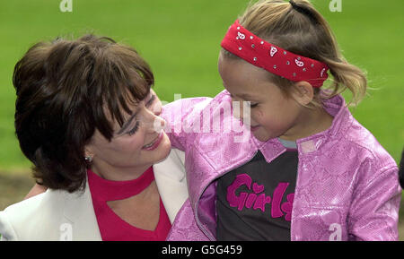 L'épouse du Premier ministre Cherie Booth QC avec 10 ans en avril - la plus jeune fille vivant à l'école secondaire Barnardo's High Close School Wokingham. Mme Booth est présidente de la plus grande association caritative britannique pour enfants, Barnardo's - un poste qu'a occupé la dernière fois Diana, princesse de Galles. *... Mme Booth a déclaré qu'elle était ravie de prendre le poste et s'est engagée à être « une présidente active et impliquée, qui contribuerait à rehausser le profil de l'organisme de bienfaisance ». Elle a souligné l'importance du travail de l'organisme de bienfaisance auprès de plus de 50,000 enfants et de leurs familles dans toute la Grande-Bretagne, face à des questions telles que la pauvreté, les mauvais traitements, l'exclusion de l'école et Banque D'Images