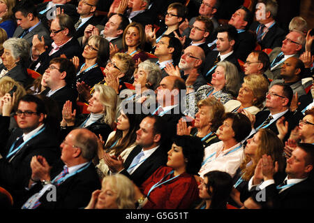 Les membres du Parti conservateur au cours de la première journée de la Conférence du Parti conservateur à la CPI, Birmingham. Banque D'Images