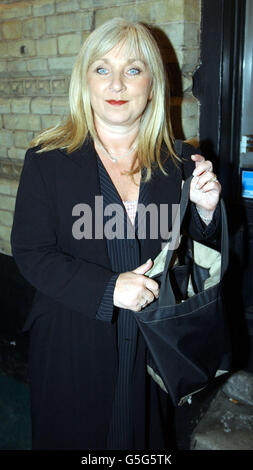 Helen Lederer, comédienne et actrice, arrive pour une exposition de photos prises dans les coulisses pendant le tournage de la comédie de la BBC absolument fabuleux à la fière Central Gallery de Londres, qui coïncide avec la publication de absolument fabuleux: Continuity. Banque D'Images