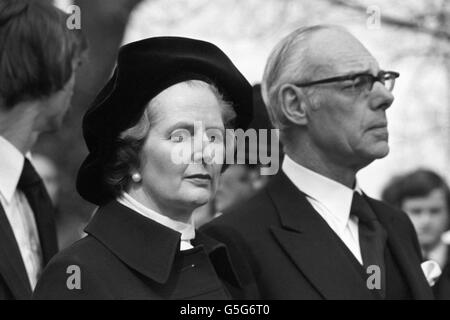 Mme Margaret Thatcher, avec son mari Denis, à l'église Sainte-Marie de Longworth, lorsqu'ils ont assisté aux funérailles de M. Airey Neave, ami et conseiller politique du chef du Parti conservateur.M. Neave, porte-parole de l'opposition en Irlande du Nord, est décédé lorsqu'une bombe terroriste a lancé sa voiture au Commons. Banque D'Images