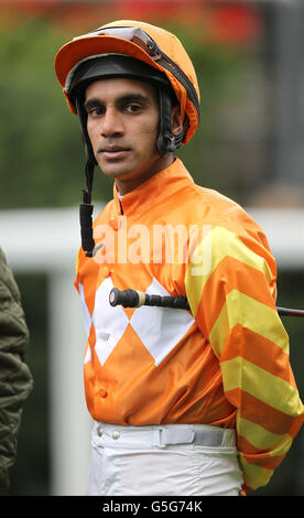 Jockey Saleem Golam avant de courir dans la catégorie E.B.F Redstone Piquets Banque D'Images