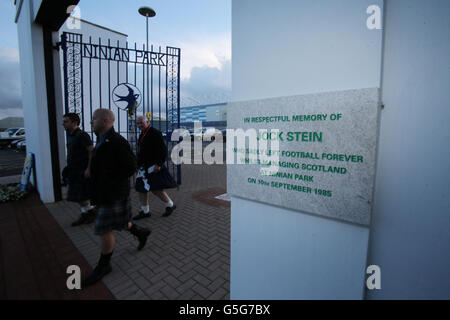 Les fans écossais Gary McNamara, Jim Cooper, Bruce Giles se promènent devant les vieilles portes du parc Ninian et la plaque en mémoire de l'ancien directeur écossais Jock Stein avant le match de qualification de la coupe du monde de la FIFA 2014 au Cardiff City Stadium, Cardiff. Banque D'Images