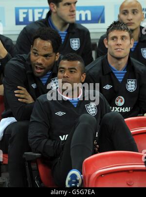 Football - coupe du monde de la FIFA 2014 - qualificateur - Groupe H - Angleterre / Saint-Marin - Stade Wembley.Le britannique Joleon Lescott (à gauche) parle avec Ashley Cole (à l'avant), coéquipier Banque D'Images