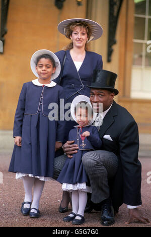 Le boxeur poids lourd Frank Bruno après avoir reçu sa MBE du Prince de Galles au Palais de Buckingham.Le boxeur est photographié avec sa femme Laura et ses filles Nicola (à gauche), 7 ans, et Rachel, 3 ans. Banque D'Images