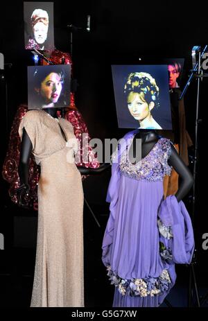 RETRANSMISSION MODIFIANT L'ORTHOGRAPHE DE BARBRA.Les costumes portés par Annette Bening (à gauche) dans 'Bugsy' et Barbra Streisand dans 'Funny Girl', avant l'ouverture de l'exposition de costumes hollywoodiens le 20 octobre au Victoria & amp; Albert Museum à Londres. Banque D'Images