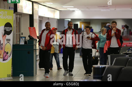 Le capitaine du pays de Galles Ashley Williams (deuxième à gauche) avec Jason Brown, Joe Allen et Ben Davies (à droite) à l'aéroport international de Cardiff avant de partir pour la Croatie. APPUYEZ SUR ASSOICATION photo. Date de la photo: Lundi 15 octobre 2012. Le crédit photo devrait se lire comme suit : Nick Potts/PA Wire Banque D'Images