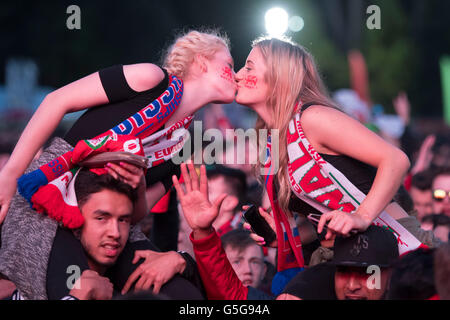 Pays de Galles football supporters célébrer après avoir vu leur équipe de football a battu la Russie dans le groupe B phase de l'Euro 2016. Banque D'Images