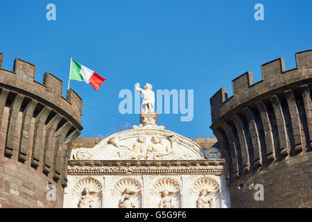 En Arc de Triomphe construit en 1470 (entre les tours du château Angevin) Castel Nuovo Naples Campanie Italie Europe Banque D'Images