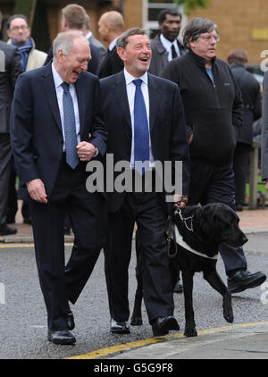 L'ancien secrétaire à l'intérieur David Blunkett (à droite) assiste au service commémoratif du député de Croydon, Malcolm Wicks, décédé le mois dernier, à Croydon Minster, à Londres. Banque D'Images