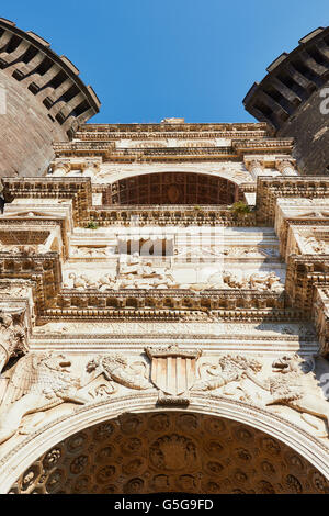 En Arc de Triomphe construit en 1470 (entre les tours du château Angevin) Castel Nuovo Naples Campanie Italie Europe Banque D'Images