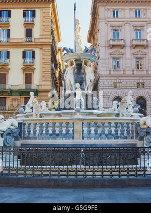 Fontaine de Neptune (Fontana Del Nettuno) Piazza Municipio Naples Campanie Italie Europe Banque D'Images