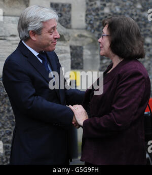 Le Président de la Chambre des communes John Bercow rencontre Margaret Wicks, veuve du député de Croydon, Malcolm Wicks, décédé le mois dernier, lors de son service commémoratif à Croydon Minster, à Londres. Banque D'Images