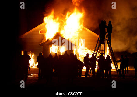 Clavary Filming - Irlande.Une fausse église est brûlée sur le décor du nouveau film irlandais 'Calvary' à Rush, au Co.Dublin. Banque D'Images