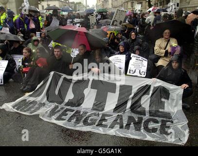 Des manifestants anti-guerre lors de leur manifestation assise dans le Whitehall de Londres, s'opposent à l'action militaire contre l'Afghanistan. Banque D'Images