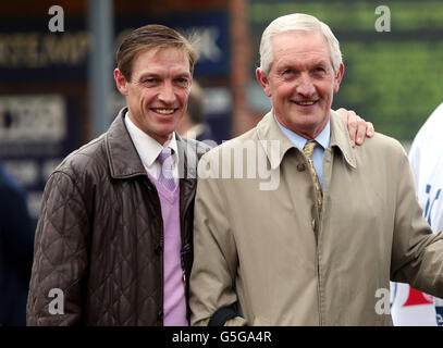 Jockey Richard Hughes (à gauche) avec son entraîneur père Dessie Hughes après la victoire avec action Master dans le réseau Pertemps handicap à Cheltenham Racecourse, Cheltenham. Banque D'Images