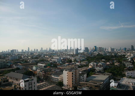 La ville de Bangkok. Prises d'environ 10km du centre-ville d'un immeuble sur une journée claire avec une grande visibilité. Banque D'Images