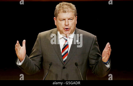 MSP Angus Robertson lors d'un débat sur la question de savoir si le Parti national écossais (SNP) doit renverser son opposition de longue date à l'OTAN durant la conférence nationale annuelle du SNP à la salle de concert de Perth en Écosse. Banque D'Images