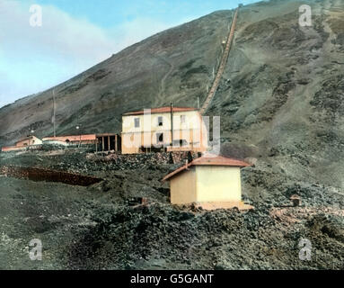 Die Talstation der Zahnradbahn zum Gipfel des Vesuv. La station du train à crémaillère au sommet du Vésuve. trafic, chemin de fer, gare, maison, volcan, montagne, paysage, voie, bâtiment, architecture, volcanisme, volcanisme, géologie, histoire, historique, années 10, 20, 20e siècle, archive, Carl Simon, à la main, lame de verre, tourisme, monument Banque D'Images