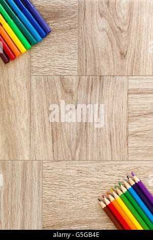 Beaucoup de couleurs assorties marqueurs et crayons avec copyspace, sur la texture en bois Banque D'Images
