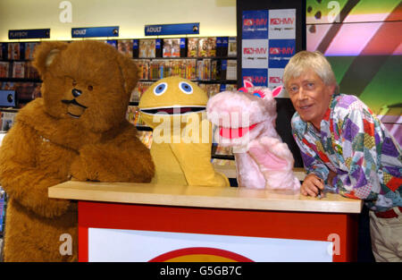 Les stars des années 70 montrent Rainbow (de gauche à droite) Bungle, Zippy, George et Geoffrey, lors d'un photocall pour promouvoir leur nouvelle vidéo et DVD, Rainbow 'Zip-Up Zippy', dans le magasin HMV d'Oxford Circus à Londres. Banque D'Images