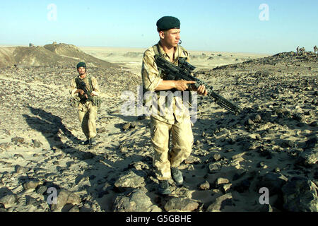 Royal Marine Commandos en exercice dans le désert d'Oman partie de SAIF SAREEA 2 un exercice impliquant des forces communes.L/Cpl Jason Evans, 25 ans, de Southampton (à gauche) et Marine Craig Pompey, 19 ans, de Bridgewater patrouillent à flanc de colline pendant l’exercice.* 26/10/01: Les membres des troupes de guerre arctique et de montagne de la Brigade Commando 3 peuvent être parmi les troupes que le gouvernement britannique devrait annoncer resteront dans la région lorsque les camarades reteront d'un exercice d'entraînement en Oman.On s'attend à ce qu'ils soient basés, prêts à intervenir en Afghanistan, sur le porte-avions HMS Banque D'Images