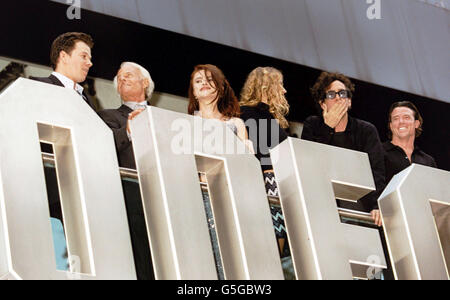 (G-D) acteurs Mark Wahlberg, Helena Bonham carter, Estella Warren, réalisateur Tim Burton et professeur d'école APE Terry Noteay sur le balcon de l'Odeon Leicester Square pour la première de film de Planet of the Apes à Londres. Banque D'Images