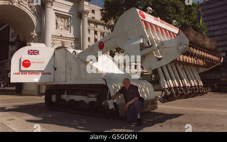 Bob French sous son invention, Bigfoot, le système d'élimination de mines terrestres de Redbus, qui fait un voyage avec une autre machine appelée Mineverm de Londres à Bosnie où ils vont éliminer les mines terrestres. Banque D'Images