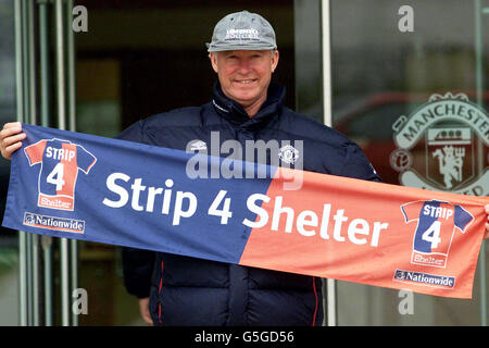 Sir Alex Ferguson a été ravi de lancer la campagne Strip 4 Shelter à Old Trafford, Manchester. Strip 4 Shelter a lieu le 14 septembre et les gens de tout le Royaume-Uni sont invités à faire don de 2 (enfants de l'école 1) pour avoir le privilège de porter leur piste de football préférée à l'école ou à l'école de travail. Banque D'Images