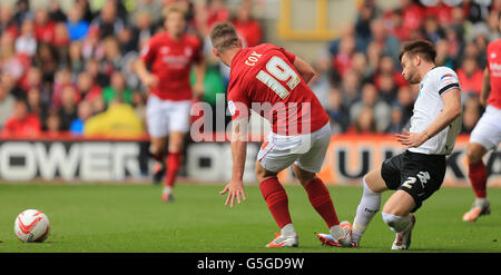 Football - npower football League Championship - Nottingham Forest v Derby County - City Ground.Simon Cox de Nottingham Forest s'attaque tard sur John Brayford du comté de Derby pour ne gagner qu'une carte jaune Banque D'Images