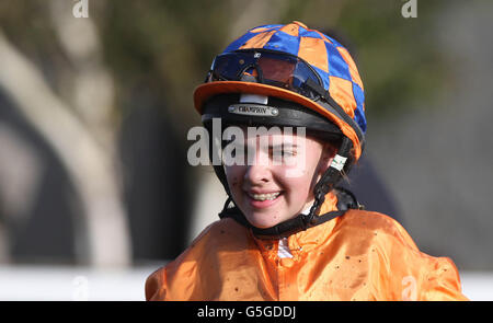 Anastasia O'Brien fille de l'entraîneur Aidan O'Brien après sa première course, le Derek O'Sullivan Memorial Apprentice handicap pendant Juddmonte Beresford Stakes/Irish Pony Club Day au Curragh Racecourse, Curragh. Banque D'Images