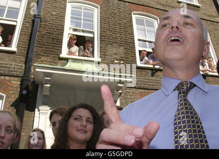 Iain Duncan Smith arrive au quartier général de sa campagne, à Westminster, à Londres, avec de jeunes partisans conservateurs, au cours de sa campagne pour devenir le chef des Conservateurs. Banque D'Images
