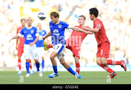 La bataille de Nikica Jelavic (centre) et Steven Davis (deuxième à droite) d'Everton pour le ballon Banque D'Images