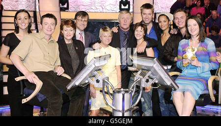 Des acteurs de Coronation Street avec le présentateur Chris Tarrant à Elstree film Studios pour une édition spéciale du quiz à succès « Who who want to be a Miilionaire » * (de gauche à droite), Suranne Jones (Karen McDonald), Sean Wilson (Martin Platt), Melanie Kilburn (Eve Sykes), David Neilson (Roy Cropper), Vicky Entwistle (Janice Battersby), hôte, Chris Tarrant, Angie Longsdale (Emma Watts), Stephen Becket (Dr. Matt Ramsden) Naomi Russell (Bobbi Lewis), Scott Wright (Sam Kingston) et Clare McGlinn (Charlie Ramsden). Les stars de Coronation Street ont donné leurs gains à la charité. Voir l'histoire de PA SHOWBIZ Banque D'Images