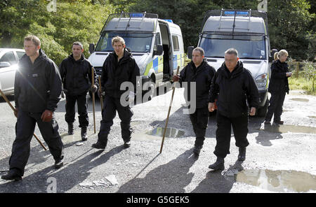 Des policiers gallois foutent près d'une maison appelée Mount Pleasant dans le village de Ceinws, considéré comme la dernière résidence de Mark Bridger, suspect dans l'enlèvement d'avril Jones. Banque D'Images