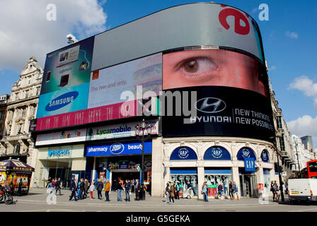 Une vidéo présentant des lignes du poème « I am the Song » de Charles Causley est diffusée sur des panneaux publicitaires électroniques à Piccadilly Circus, dans le centre de Londres, dans le cadre de la Journée nationale de la poésie. Banque D'Images