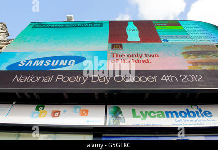 Une vidéo présentant des lignes du poème « I am the Song » de Charles Causley est diffusée sur des panneaux publicitaires électroniques à Piccadilly Circus, dans le centre de Londres, dans le cadre de la Journée nationale de la poésie. Banque D'Images